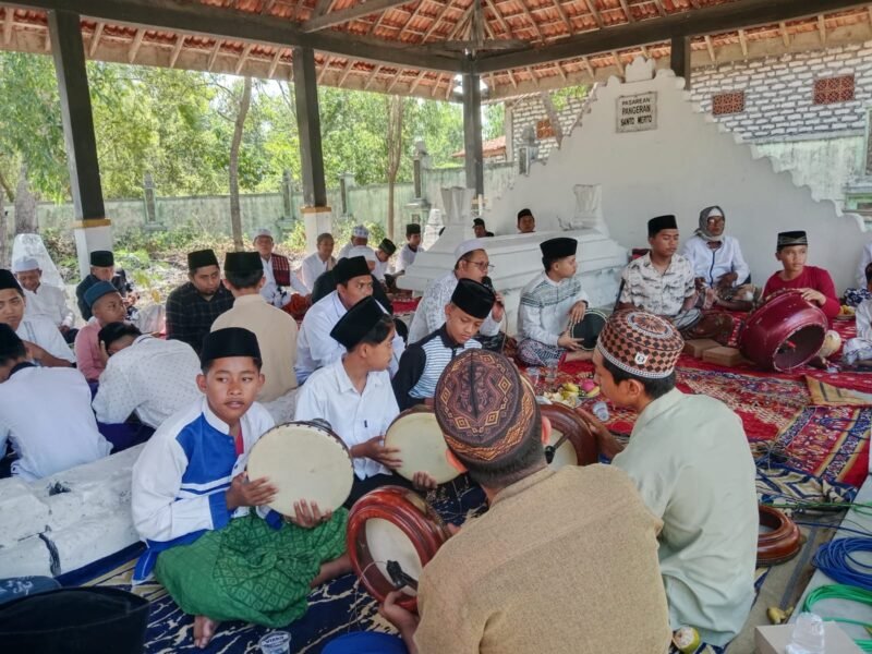 Warga Laok Rt003 Rw002. Kelurahan Karang Dalam, Kecamatan Sampang memadati kompleks makam Bujuk pangeran Santo Merto,dalam rangka HUT RI KE - 80