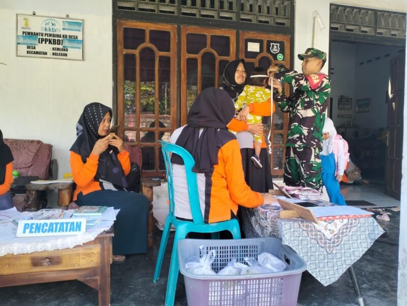 Posyandu Di Desa Kemloko, Koptu Sunarto Babinsa Koramil Nglegok Dampingi Percepatan Penurunan Stunting