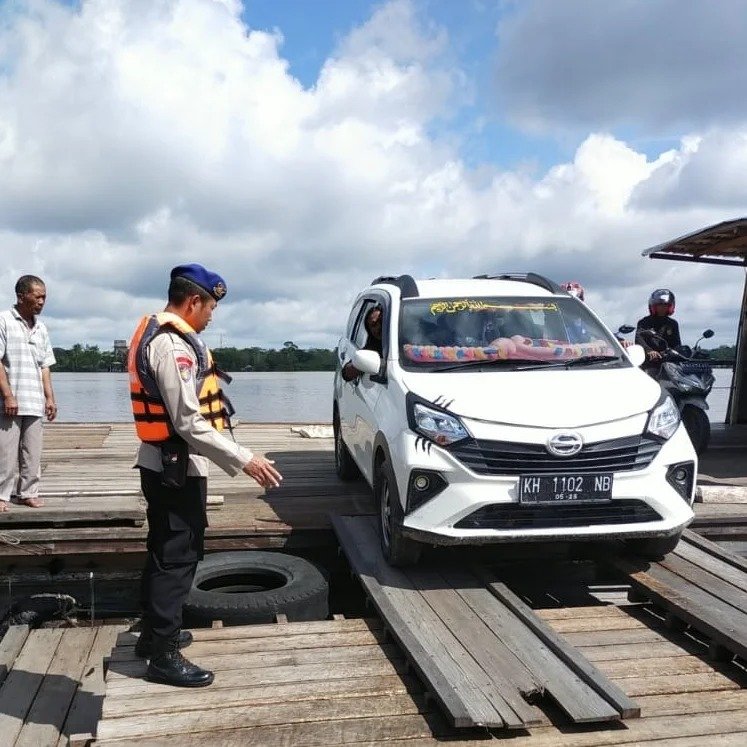 Satpolairud Polres Pulang Pisau Awasi Aktivitas Feri Penyebrangan