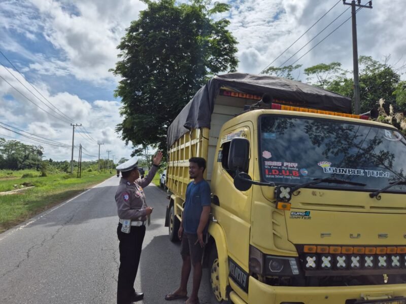 Satlantas Polres Pulang Pisau Tegur Pengemudi Kendaraan Kelebihan Muatan