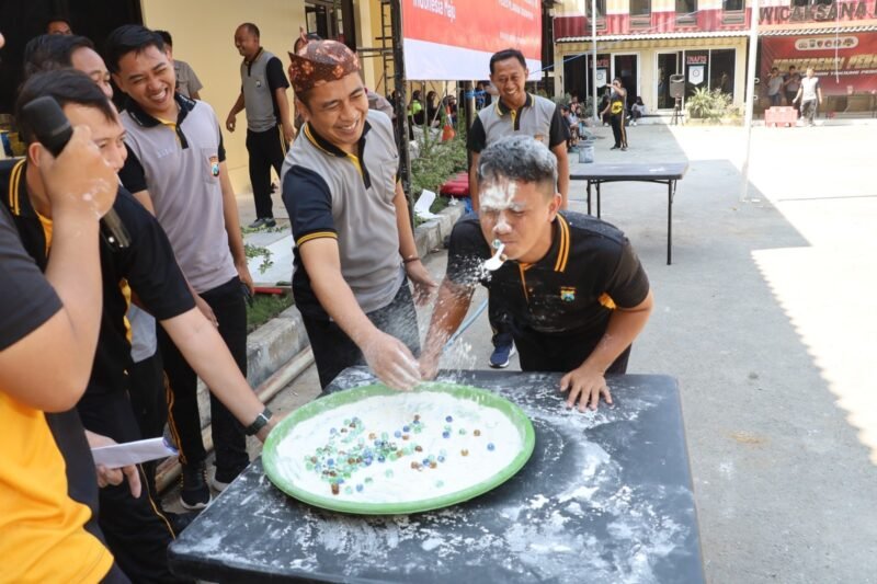 Polres Pelabuhan Tanjung Perak Tumbuhkan Kebersamaan Lewat Perlombaan