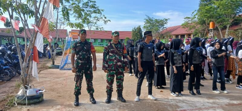 Babinsa Jajaran Koramil 1009-05/Kurau Bantu Amankan Jalannya Karnaval Tingkat SMA Di Kecamatan Bumi Makmur