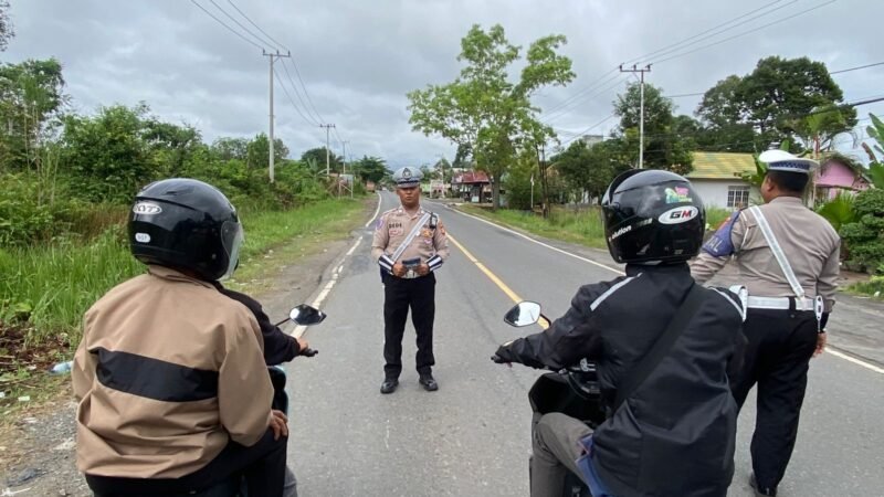 Sat Lantas Polres Pulang Pisau Laksanakan Himbauan Kamseltibcarlantas Secara Humanis untuk Cegah Kecelakaan