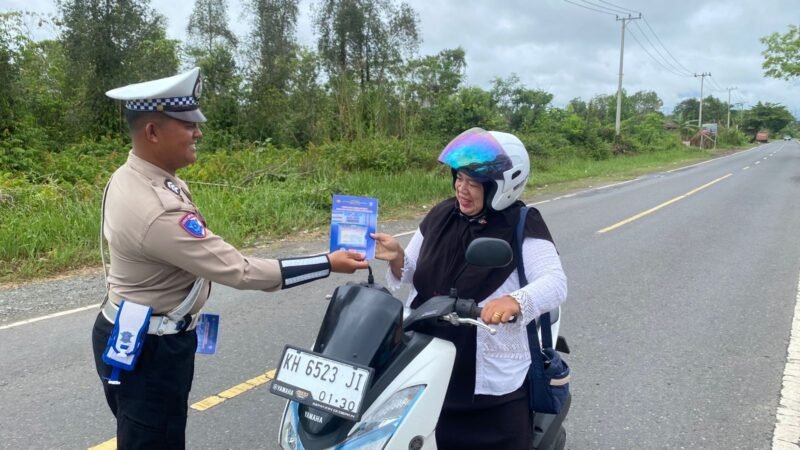 Pembagian Brosur Kamseltibcarlantas kepada Pengguna Jalan