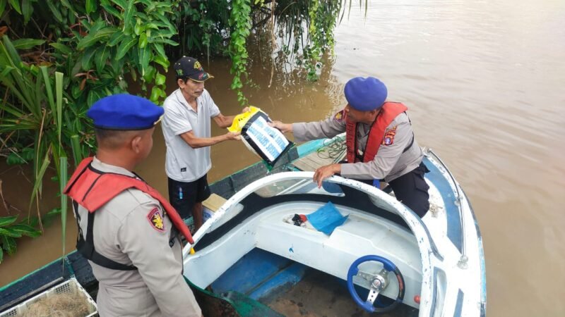Peduli Warga Pesisir, Satpolairud Polres Pulpis Laksanakan Baksos di Sungai Kahayan