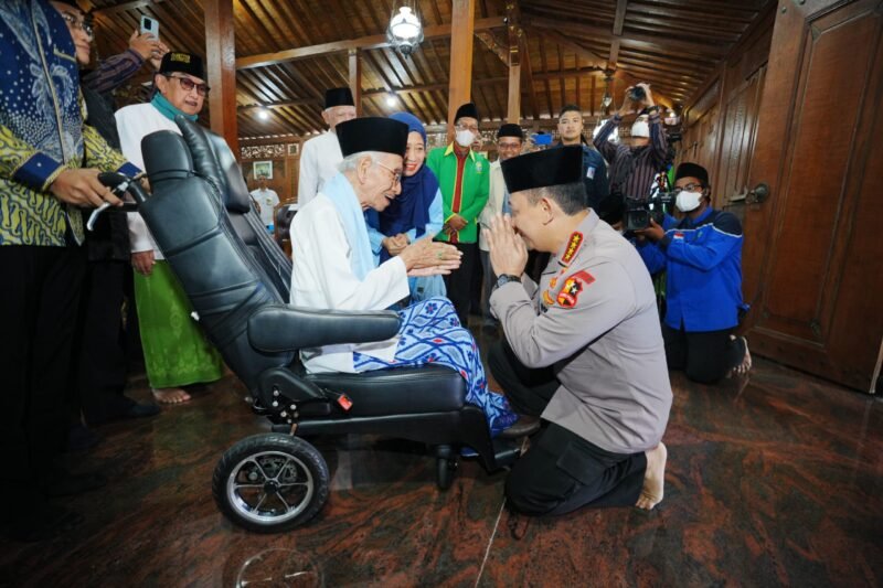 Kunjungi 2 Ponpes di Jatim Kapolri Amanat Presiden Menjaga Kerukunan
