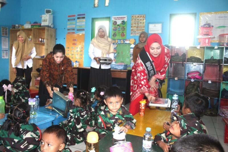 Bunda PAUD Tanah Laut Kunjungi TK Kartika V-30 Kodim 1009 Melihat Langsung Program MBG