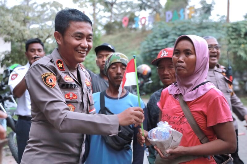Polres Jember Tebar Kebaikan, di Hari Kemerdekaan Berbagi Makanan Bergizi Gratis Untuk Kaum Rentan