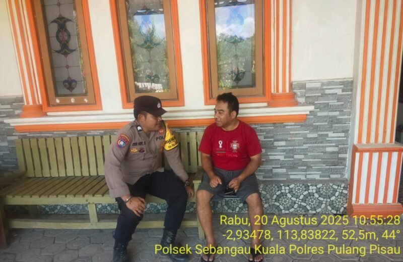 Sambangi Warga Dengan Humanis, personel Polsek Sebangau Kuala Sampaikan Pesan Kamtibmas kepada Warganya
