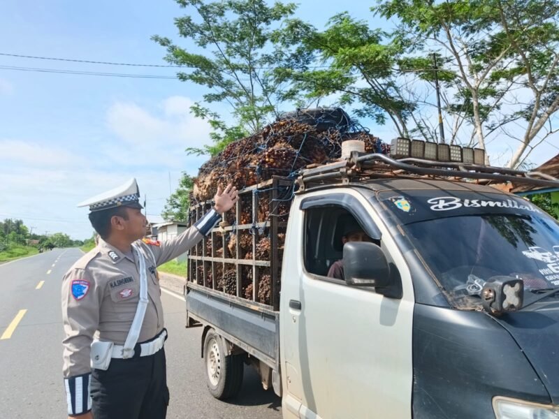 Satlantas Polres Pulang Pisau, Beri Teguran Humanis kepada Pengemudi Truk Overload