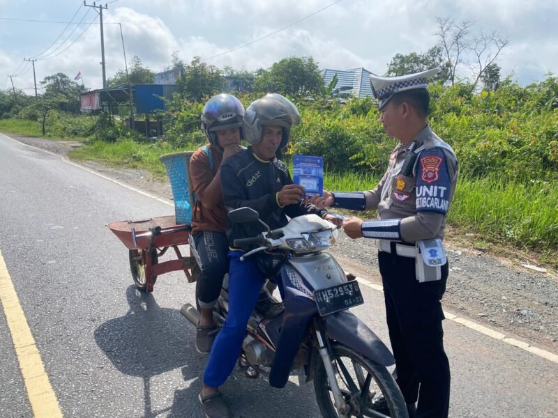 Pembagian Brosur Kamseltibcarlantas kepada Pengguna Jalan