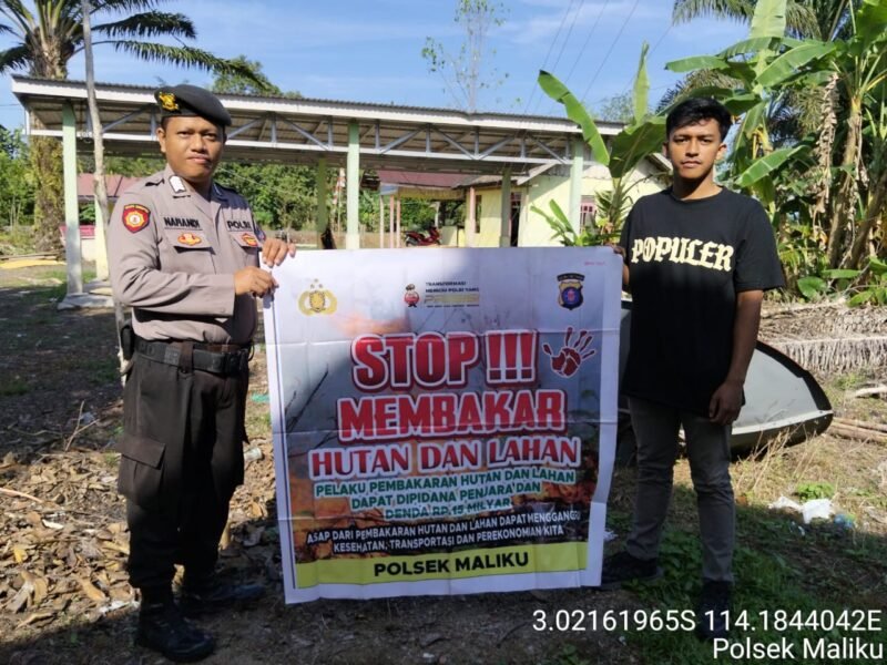 Menggunakan Spanduk Tentang Larangan Karhutla Upaya Cegah Karhutla Oleh Personil Polsek Maliku
