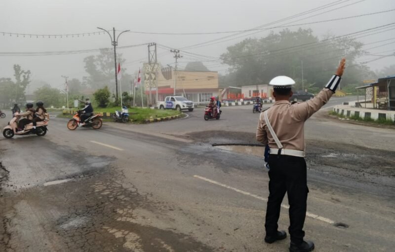 Kabut Pagi Selimuti Pulang Pisau, Satlantas Laksanakan Giat Penjagaan dan Pengaturan Lalu Lintas