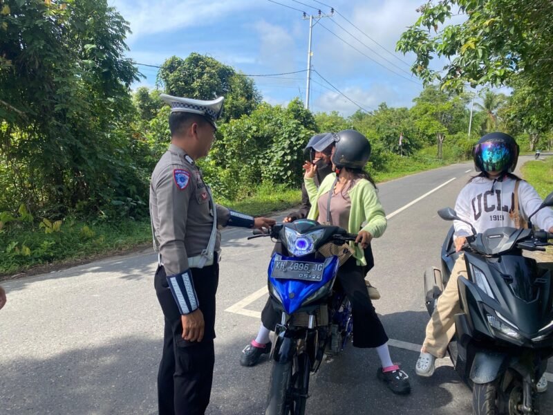 Polres Pulang Pisau Berikan Teguran Pada Pengendara Yang Tidak Menggunakan Kaca Spion