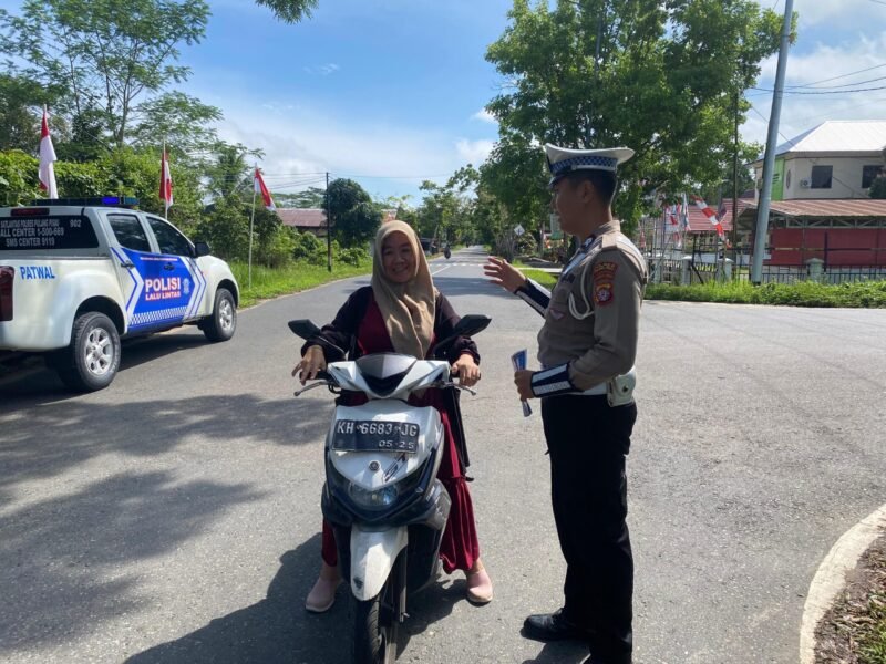 Terapkan Disiplin Dalam Berlalu Lintas, Unit Kamsel Lakukan Teguran Kepada Pengendara Tidak Pakai Helm
