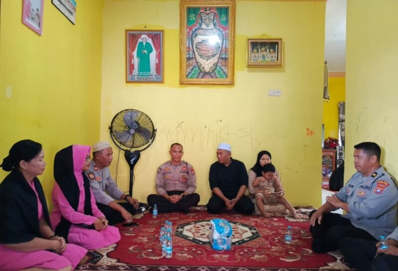 Kasat Samapta Wakili Kapolres Pulang Pisau, Melayat ke Rumah Duka Orang Tua Anggota