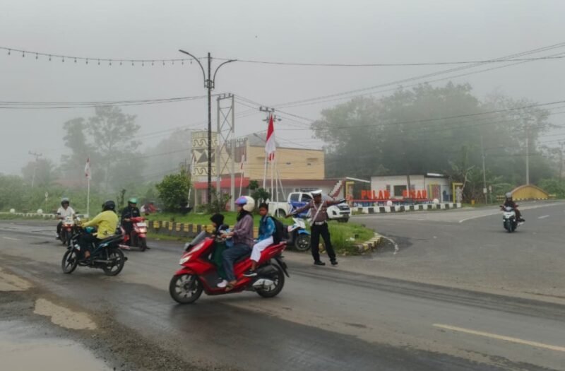 Pagi Berkabut, Satlantas Polres Pulang Pisau Pastikan Kelancaran dan Keamanan Jalan