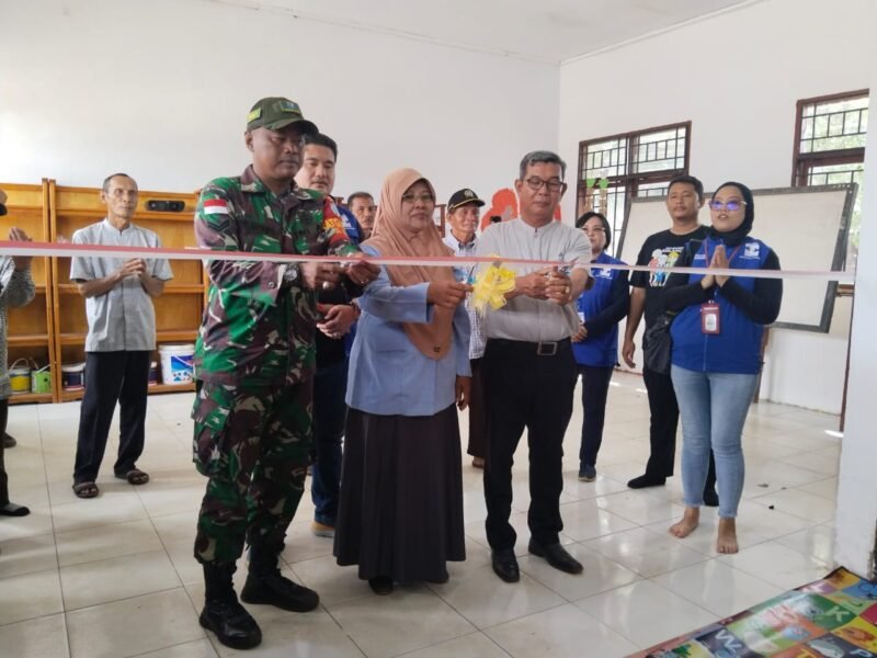 Dukung Minat Membaca Anak, Babinsa Temajuk Hadiri Peresmian Pojok Baca SDN 16 Dan 19 Temajuk