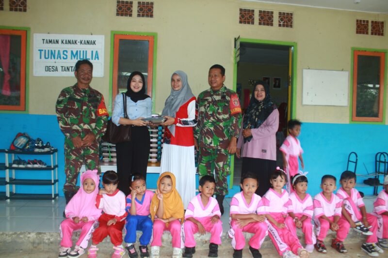 Babinsa Koramil 1008-03/Tanjung dan Koramil 1008-04/Tanta-Murung Pudak Turut Sukseskan Program MBG di Kabupaten Tabalong