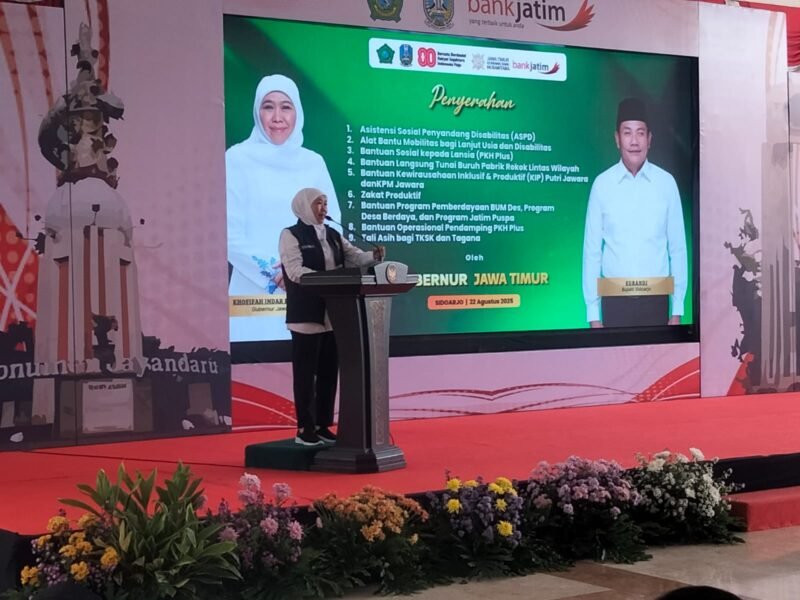 Gubernur Jatim Serahkan Bantuan Sosial dan Zakat Produktif di Sidoarjo