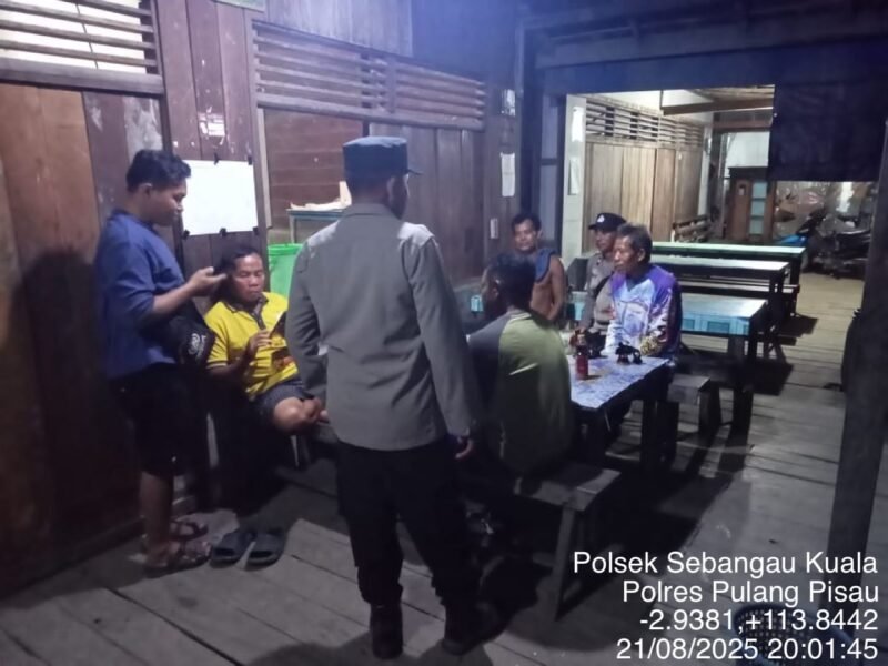 Personil Polsek Sebangau Kuala sambangi Warga Sekitar dan menyampaikan Himbauan Kamtibmas kepada masyarakat.