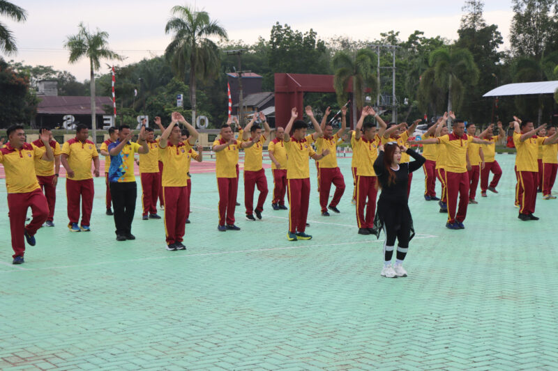 Kapolres Pulang Pisau Pimpin Senam Bersama: Tingkatkan Kebugaran dan Soliditas Anggota