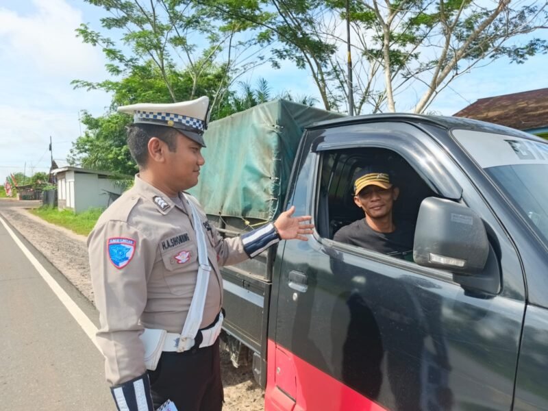 Anggota Satlantas Polres Pulang Pisau, Memberi Teguran Kepada Pengemudi Yang Tidak Menggunakan Sabuk Pengaman dengan baik
