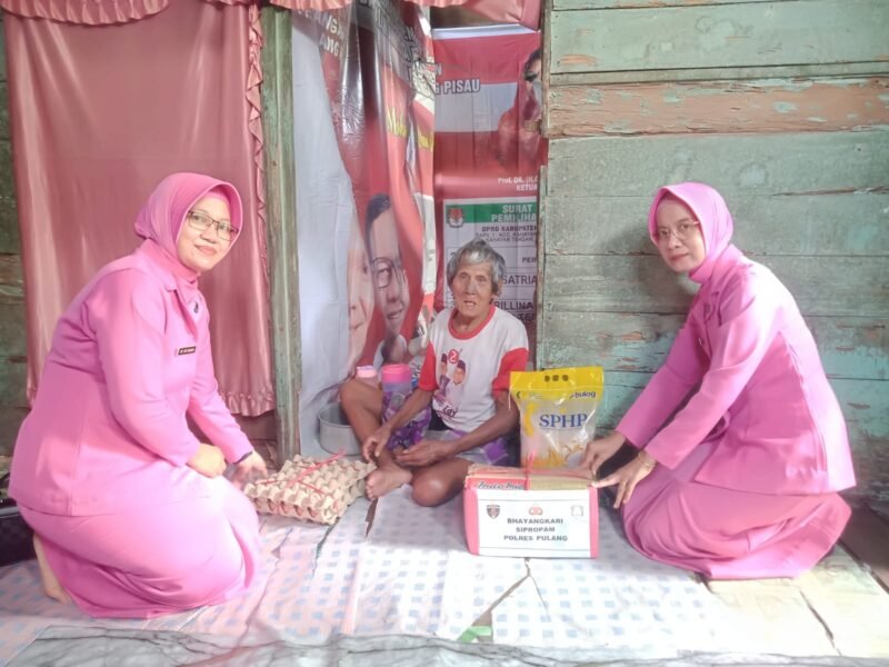 Setulus Hati di Hari Jumat, Bhayangkari Sipropam Pulang Pisau Bantu Pasangan Lansia yang Membutuhkan