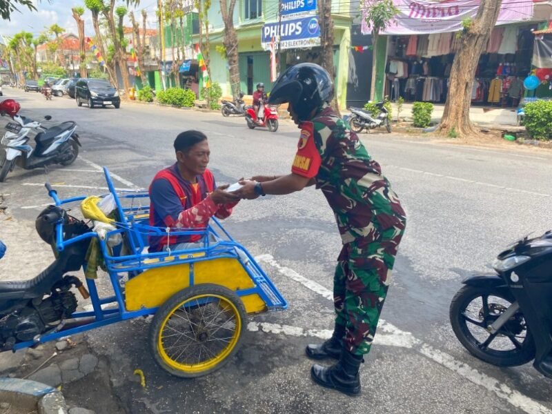 Koramil 0827/01 Kota Salurkan 135 Nasi Kotak Gratis