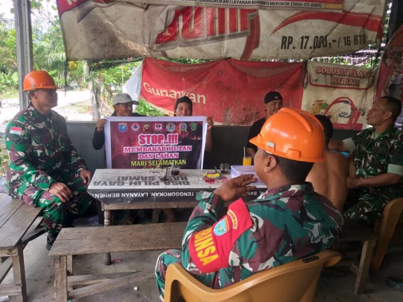 Cegah Karhutla Anggota Koramil 1208-02/Sejangkung Laksanakan Himbauan Larangan Bakar Sembarangan Kepada Warga