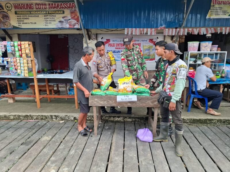 Polsek Kahayan Kuala Polres Pulang Pisau menyalurkan beras murah dalam mendukung upaya pemerintah, menstabilkan harga pangan di tengah fluktuasi pasar, Jum'at (22/08/2025).