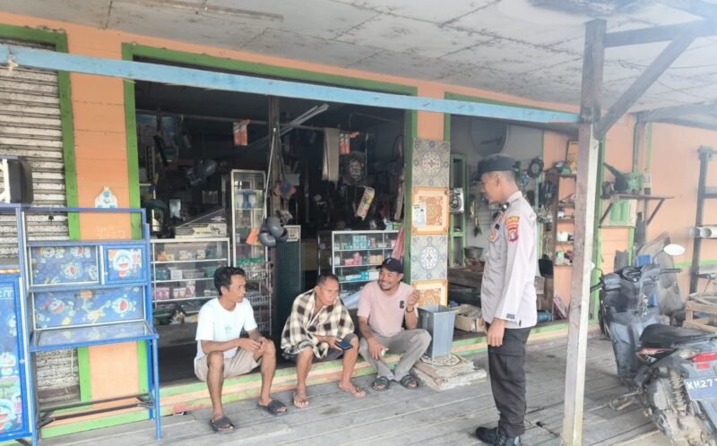 PERSONEL SATBINMAS POLRES PULANG PISAU SAMBANGI PETANI DI DESA MINTIN