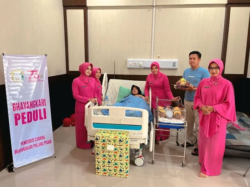 Wujud Kepedulian, Ketua Bhayangkari Pulang Pisau Besuk Anggota Pasca Persalinan