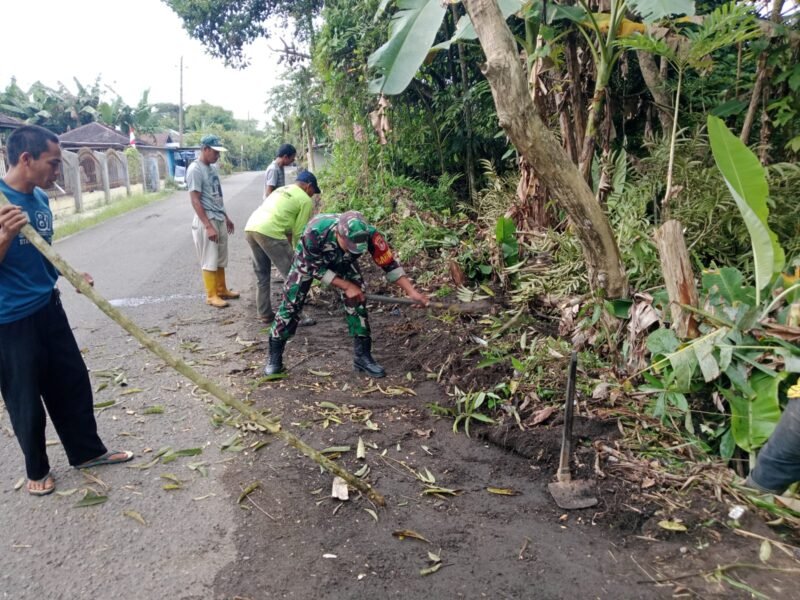 Babinsa dan Warga Banua Ratau Tingkatkan Kebersihan Jalan Desa Lewat Kerja Bakti