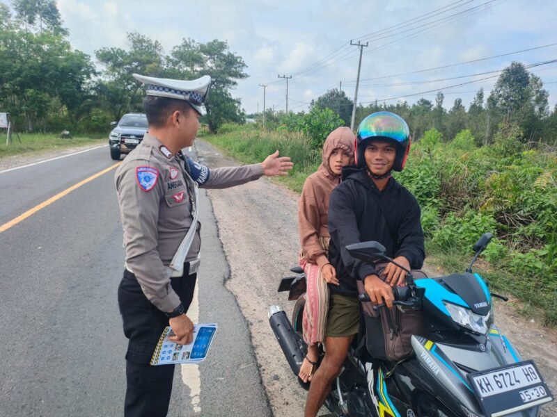 Terapkan Disiplin Dalam Berlalu Lintas, Unit Kamsel Lakukan Teguran Kepada Pengendara Tidak Pakai Helm