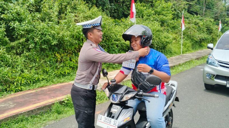 Petugas Satlantas Ingatkan Pengendara R2 Agar Meng “Klik” Helm Saat Berkendara
