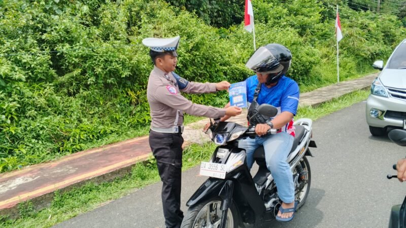 Pembagian Brosur Kamseltibcarlantas kepada Pengguna Jalan