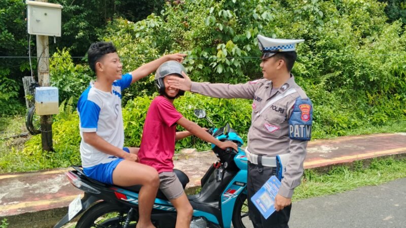 Terapkan Disiplin Dalam Berlalu Lintas, Unit Kamsel Lakukan Teguran Kepada Pengendara Tidak Pakai Helm