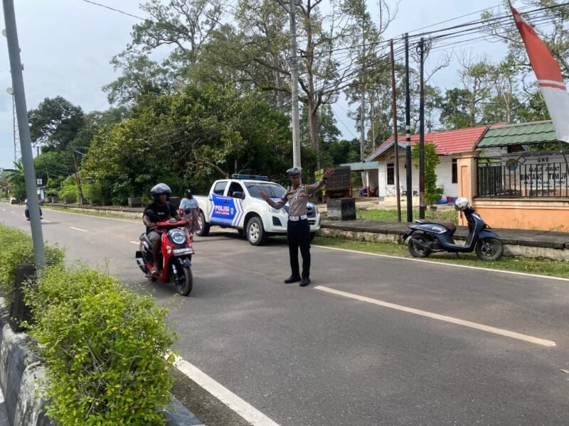 Pastikan Ibadah Minggu Lancar, Sat Lantas Polres Pulang Pisau Siaga di Gereja