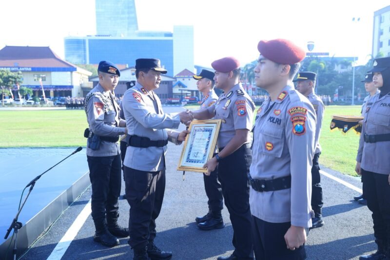 Kapolda Jatim Beri Penghargaan 73 Personel, Berprestasi 4 Diantaranya Terima KPLB