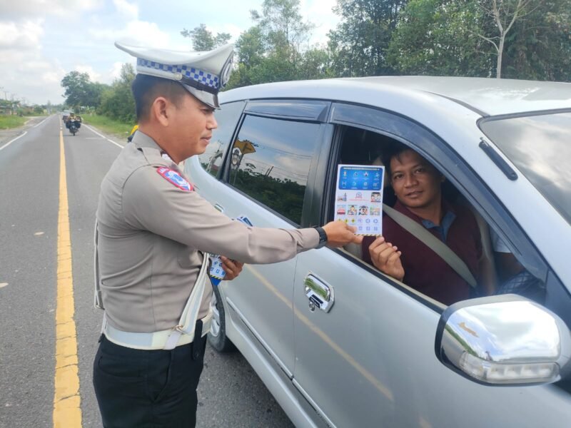 Personel Lantas Memberikan Himbauan, Dan Pembagian Brosur Kamseltibcarlantas