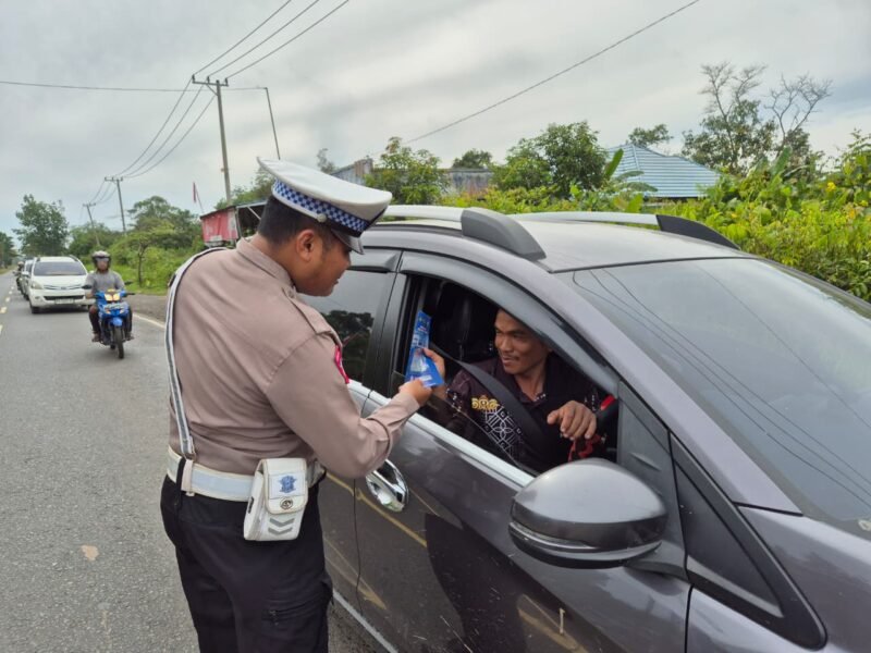 Satlantas Polres Pulang Pisau Bagikan Brosur, Kamseltibcarlantas kepada Pengendara
