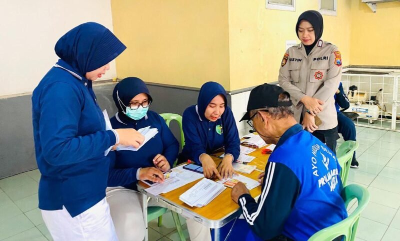 Polwan Polresta Malang Kota Gelar Bakti Kesehatan, Gratis untuk Lansia