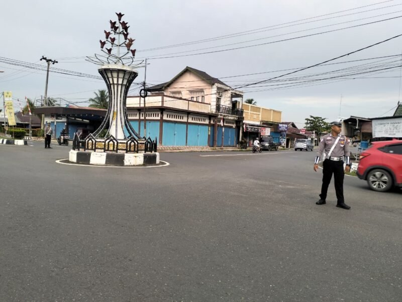 Anggota Satlantas Polres Pulang Pisau Melaksanakan Pengaturan Pagi Ciptakan Lalu Lintas Aman Dan Lancar