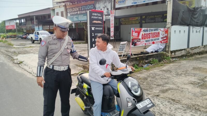 Terapkan Disiplin Dalam Berlalu Lintas, Unit Kamsel Lakukan Teguran Kepada Pengendara Tidak Pakai Helm.