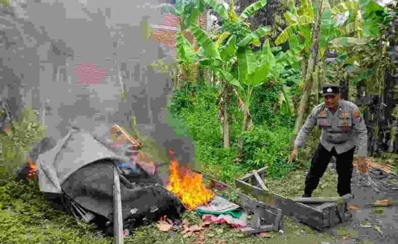 Polisi Bongkar Arena Sabung Ayam di Plumbungan Sukodono
