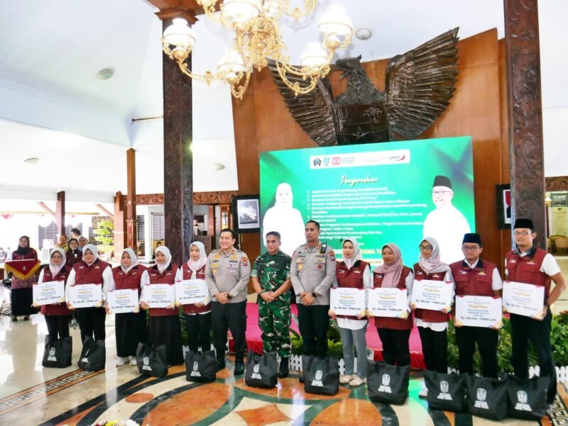 Dandim 0808 Bersama Forkopimda Dampingi Gubernur Jatim Dalam Gerakan Pangan Murah Di Wilayah Blitar
