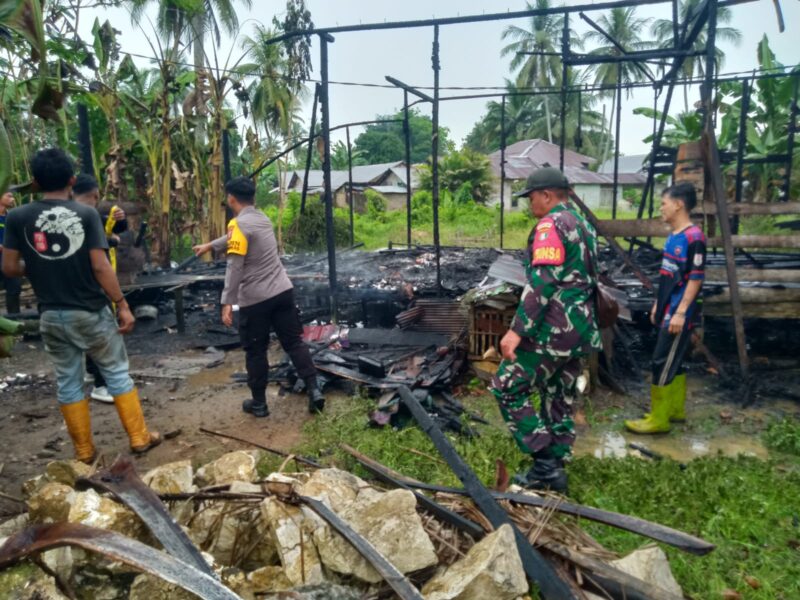 Dua Rumah Warga di Labuan Amas Selatan Hangus Terbakar, TNI Turun Bantu Pemadaman