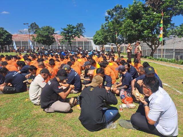 Kalapas Warungkiara Gelar Kegiatan “Kalapas Berbagi” dan Makan Bersama Warga Binaan