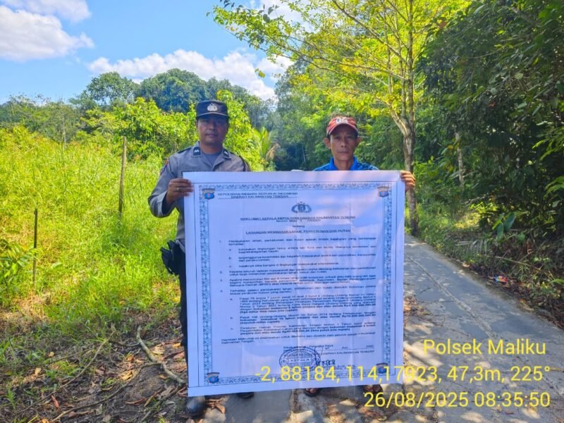 Personil Polsek Maliku melakukan Door to Door System, Menyampaikan Maklumat Kapolda Kalteng